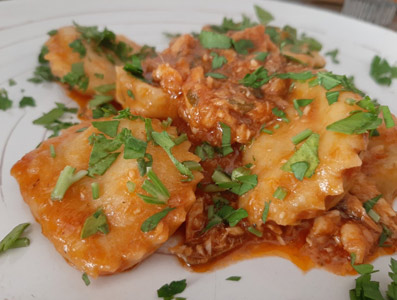 Ravioli fatti in casa con ripieni di alici e orata